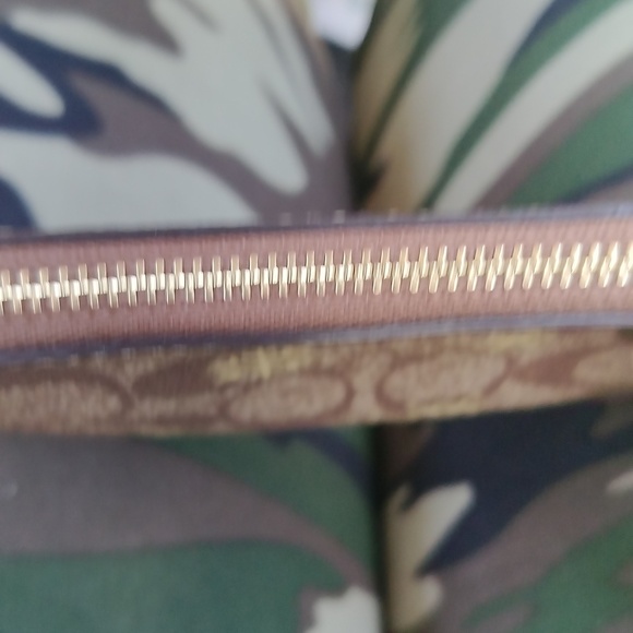 Coach wristlets snowflakes ❄️❄️❄️ - Picture 3 of 10